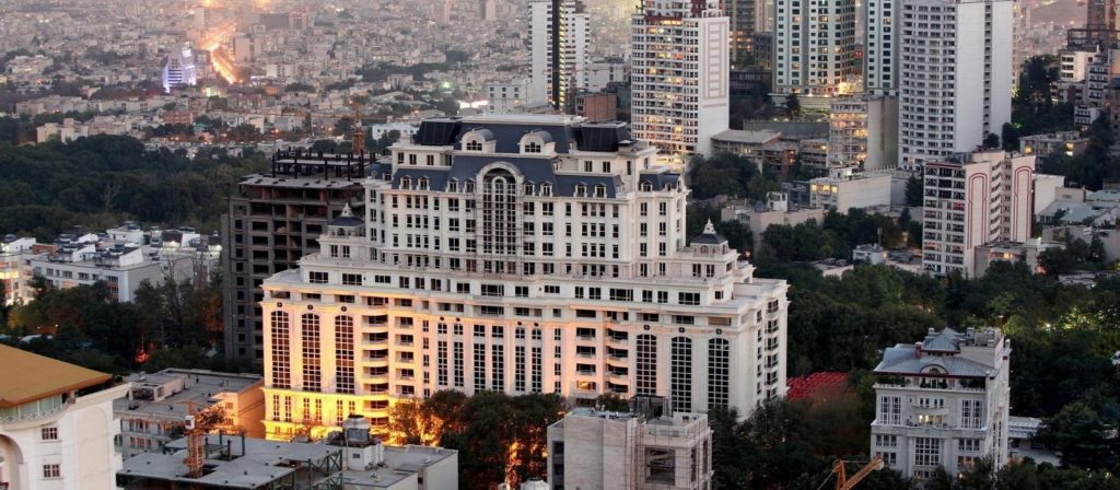 محله‌ای لاکچری با خیابان‌های خوش‌منظر و آپارتمان‌های مدرن. خیابان فرشته در قلب الهیه، یکی از گران‌ترین خیابان‌های تهران است.